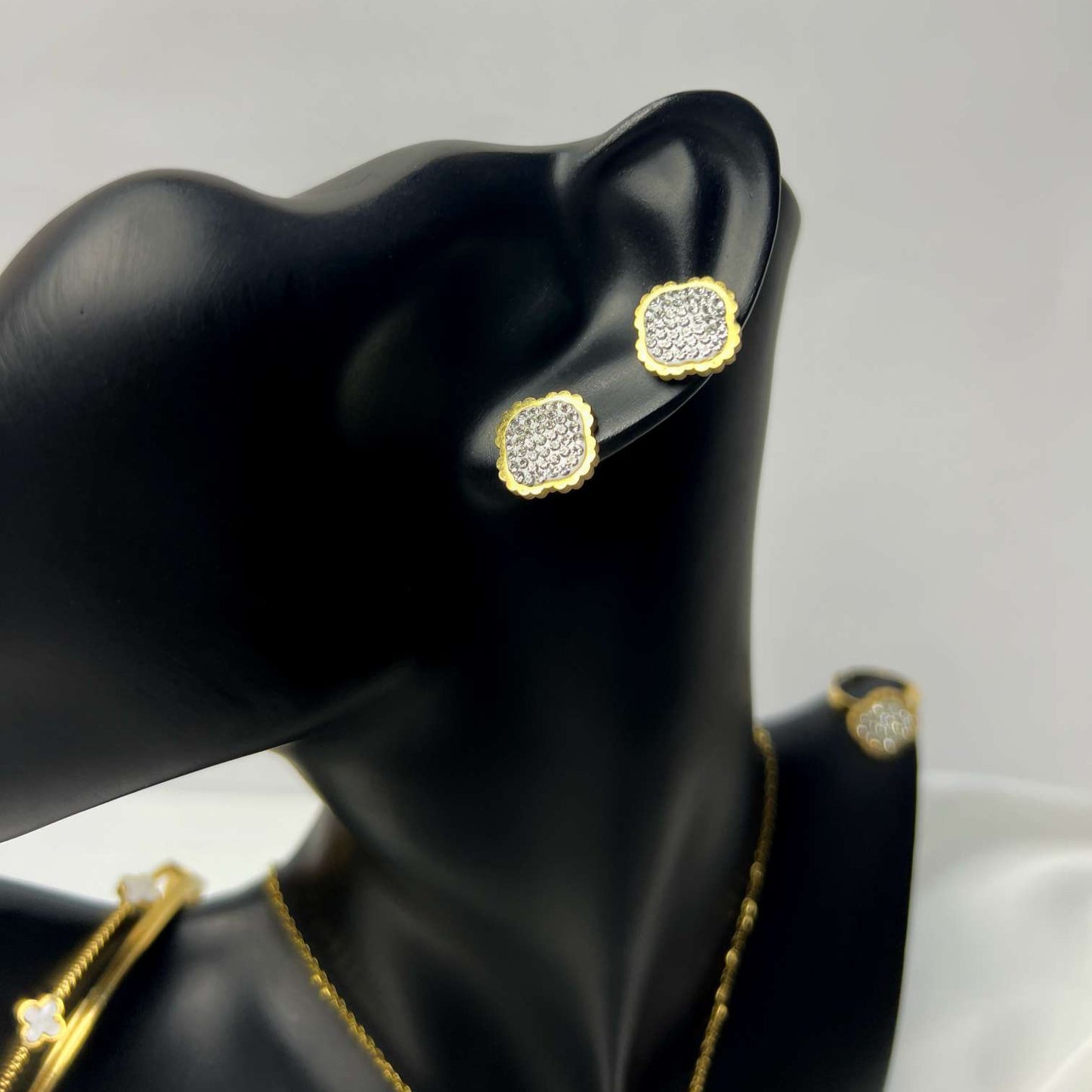 Rhombus Zirconia Clover Necklace Set